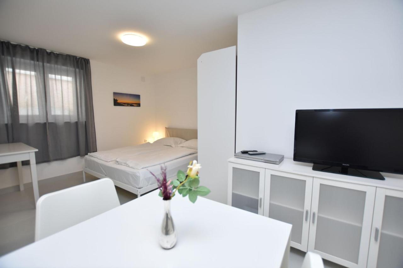 Apartments Leonardo Primosten Bagian luar foto