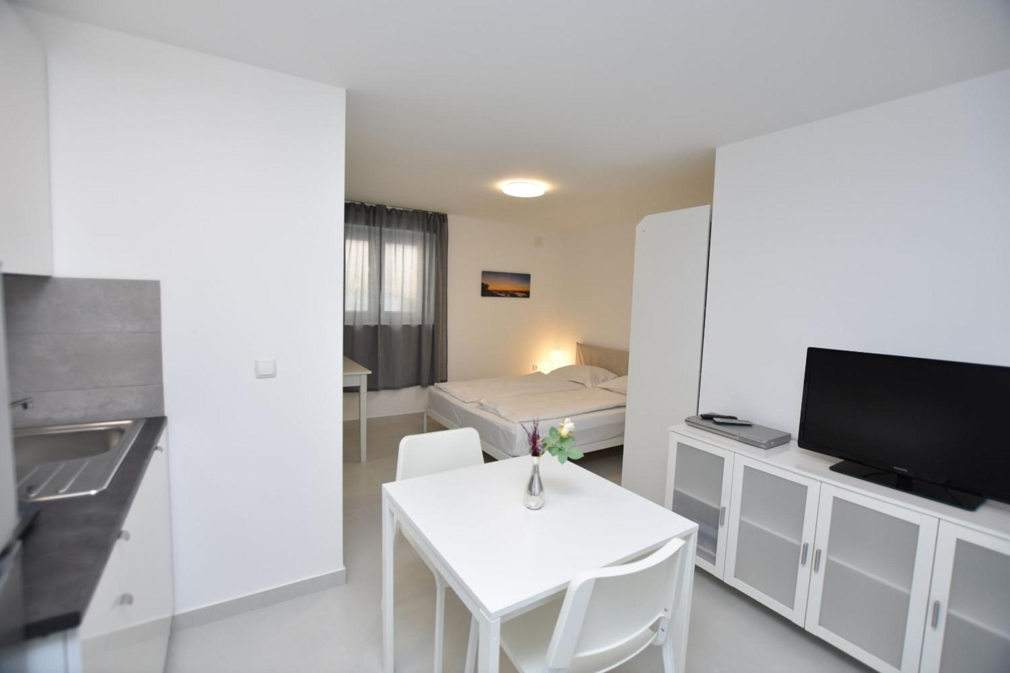 Apartments Leonardo Primosten Bagian luar foto