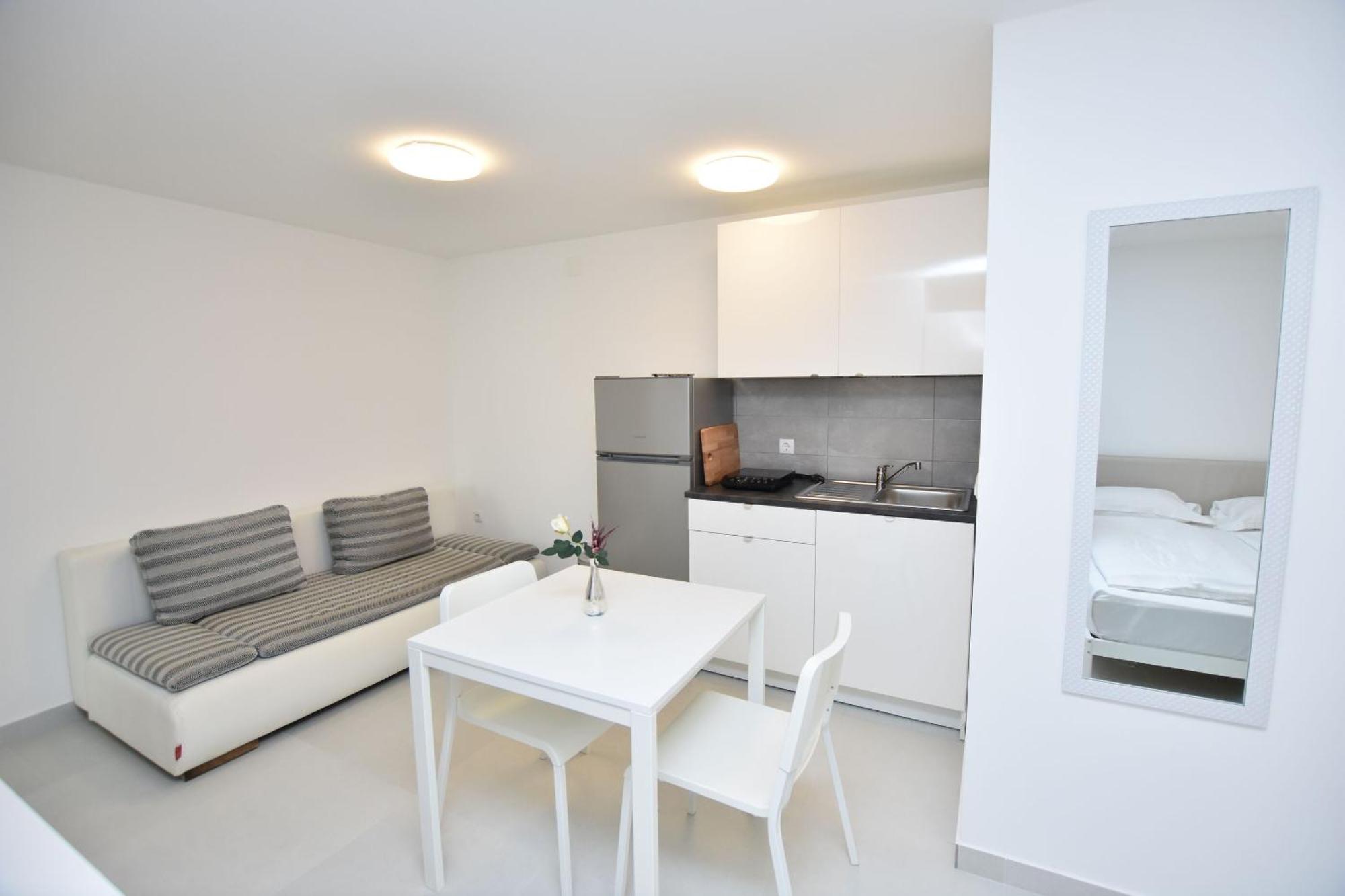 Apartments Leonardo Primosten Bagian luar foto